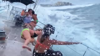 Дураки на лодке, снятые на камеру
