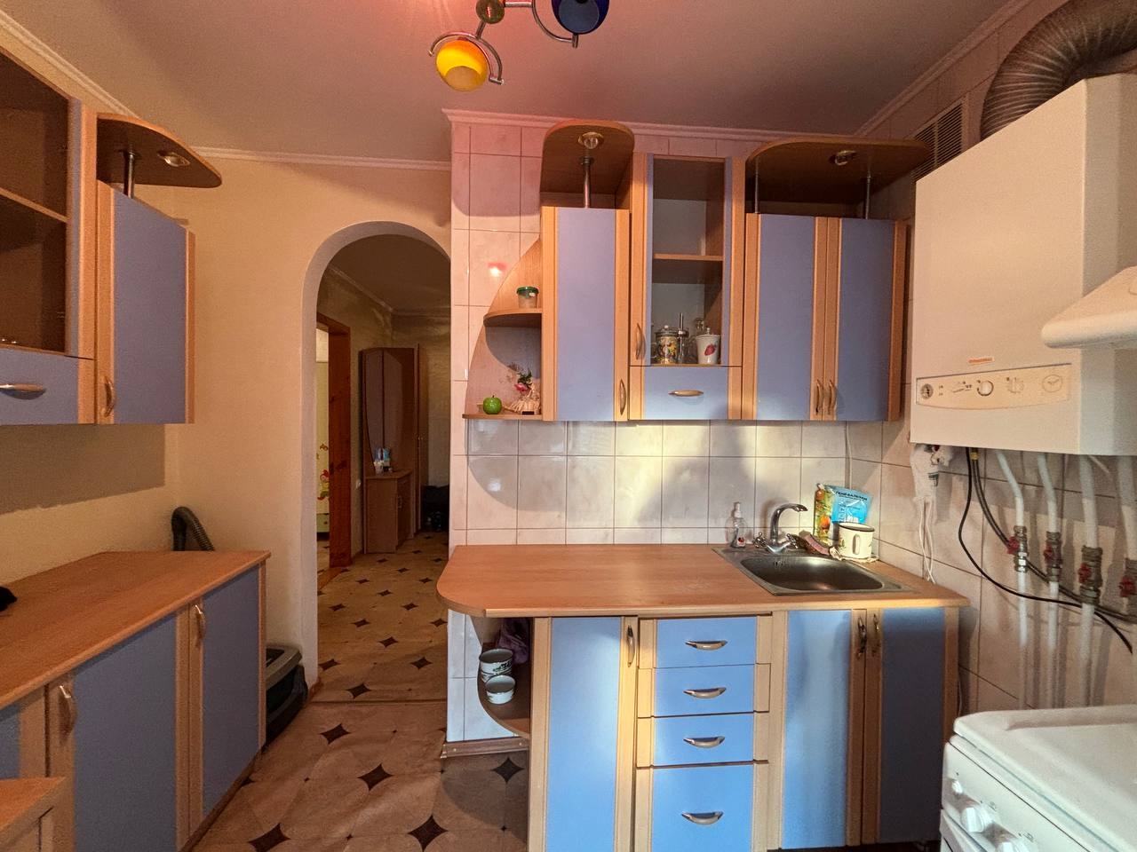 Продам 3-комн. в Станице Луганской, ул. Советская 1/2 эт., квартира с АВТОНОМНЫМ ОТОПЛЕНИЕМ, 62 кв.м., разводка пластик, окна мет/пластиковые, санузел совместный кафель, квартира в хорошем состоянии, с большой пристройкой, утеплена с наружи, есть свой сарай, чистый двор, рядом школа. Документы РФ. Цена: 3 700...