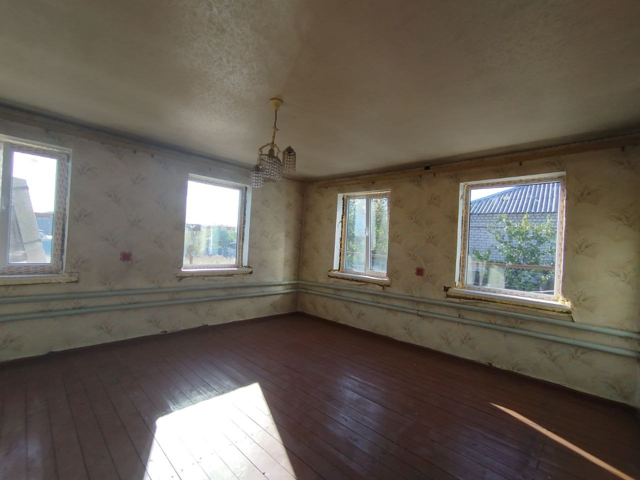 🏡 Продаётся дом в Станице Луганской ✨ Характеристики: — Площадь: 160 м² — Земельный участок: 15 соток (приватизированный) — Высокий цоколь — 5 жилых комнат 🛋 — Санузел в доме — Коммуникации: газ, свет, вода (скважина), канализация — Два котла: газовый и дровяной 🔥 — Окна металлопластиковые, полы и крыша в хор...