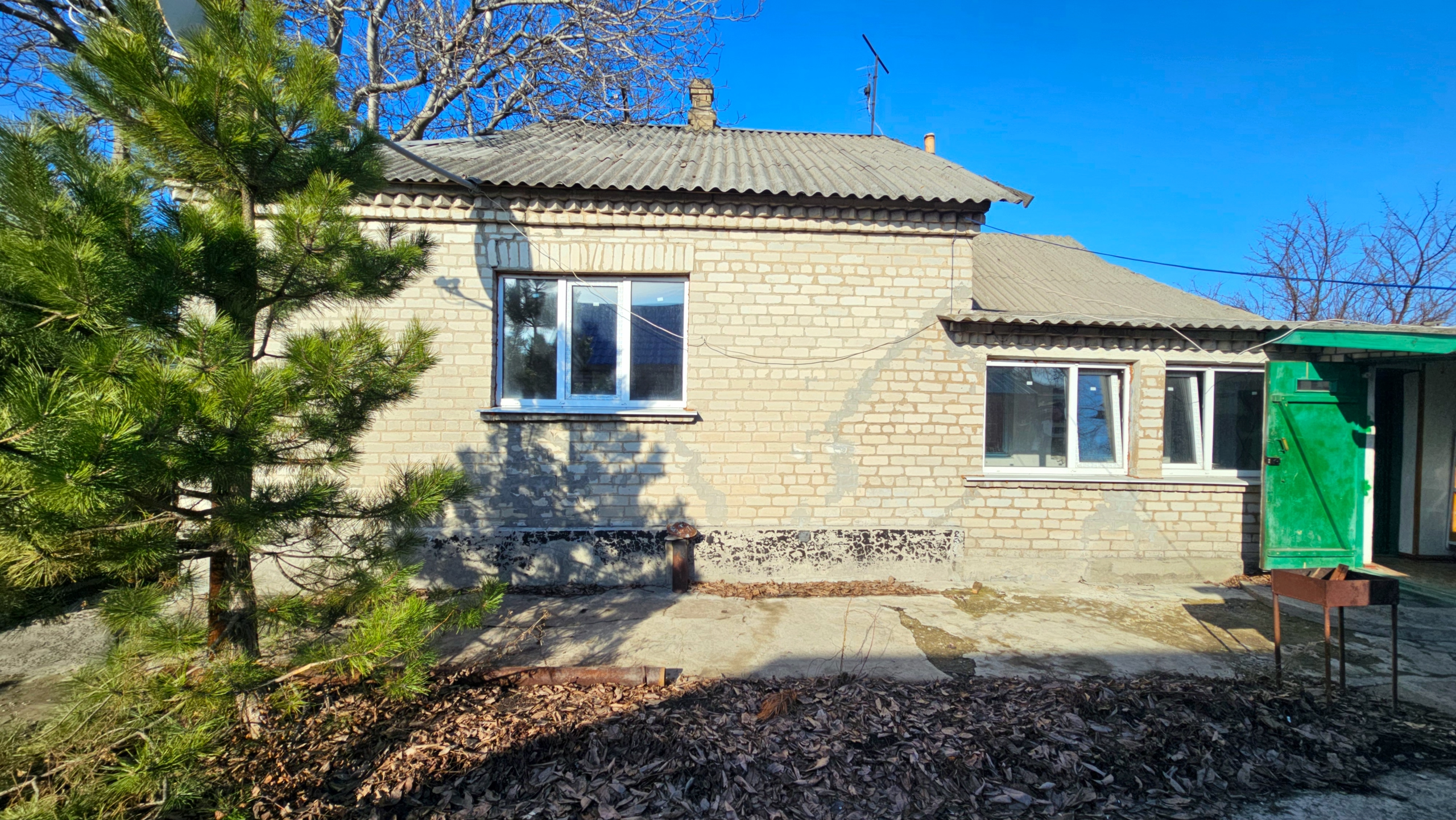 🏡 Продаётся дом в Свердловске, ул. Серых. Большой добротный дом. 📐Площадь =89,9 м2. Участок7,4 сотки. Три раздельные комнаты + зал, веранда. Сан.узел в доме. Еврозабор, есть заезд во двор. Хоз.постройки: летняя кухня, баня, беседка. 🛠 Все окна металлопластиковые, новые окна. Отопление паровое, газовая труба в...
