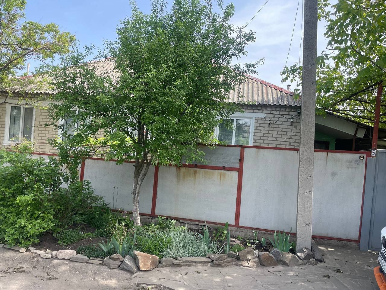 ⚡❗ Продается кирпичный, теплый дом в г. Свердловск ❗⚡ Практически вся мебель остаётся, заходи и живи - 5 жилых комнат, кухня, санузел. ✅Газовый котел, бойлер , пластиковые окна. ✅ Гараж, подвал, летняя кухня, сарай. 6 соток. ✅Тихая, ровная улица, приличные соседи. ✅Все подъездные пути асфальтированные. 🔥В...