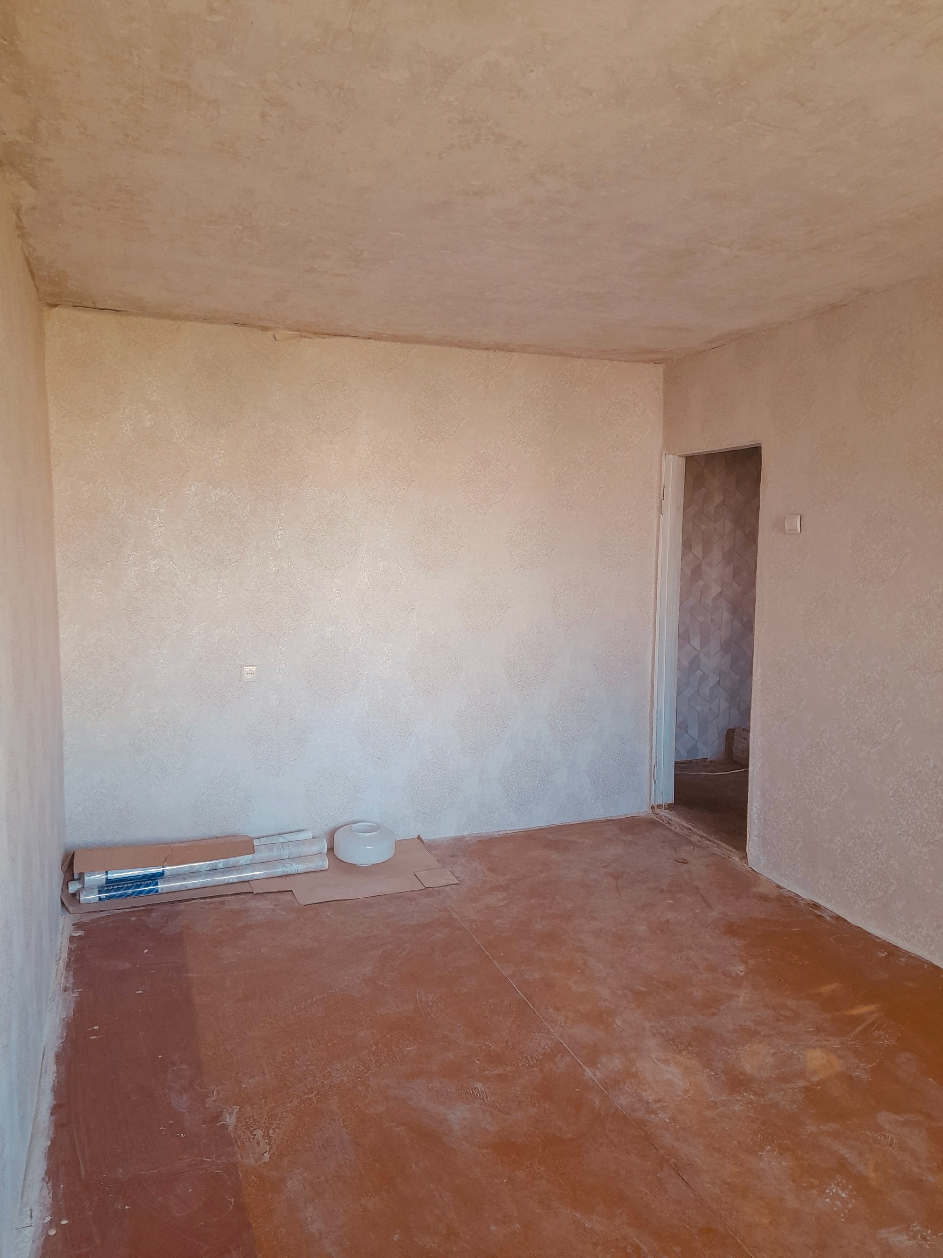 Объект 1022 🏠 Продаётся тёплая 3-к.кв. 72м² (5/5 эт.) в ЦЕНТРЕ Перевальска! 📍 Ул. Ленина 💰 2 100 000 руб. ✅ Готово к въезду! Легкий косметический ремонт: ✔ Обои в зале, кухне (9м²), коридоре ✔ Новый кухонный гарнитур ✔ Две спальни — обустраивайте под себя! ✨ Обновлено в 2025: 🪟 Пластиковые окна (везде!) 🔧 Нов...