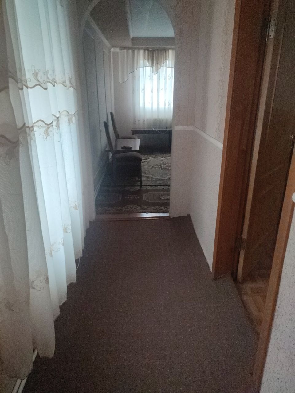 Продам дом Малая Вергунка город Луганск, пл. 55 кв.м., кухня 10 кв.м., 2 комнаты, чистый, ухоженный, теплый. Материал стен - цельный шлакоблок, утепленный несколькими слоями, крыша из качественных материалов. В жилом состоянии с косметическим ремонтом. Вода центральная, есть скважина с питьевой водой. Двухкон...