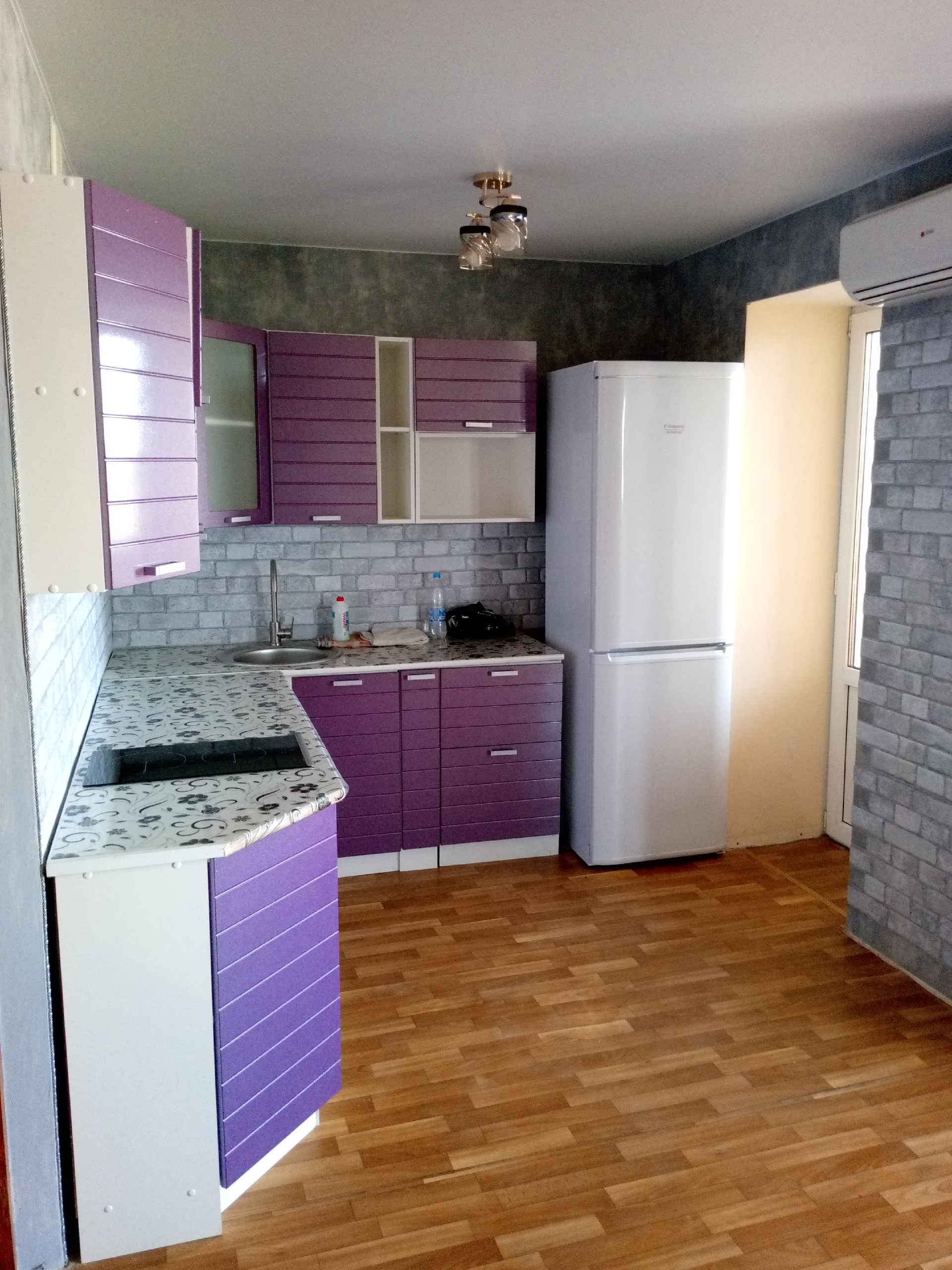 Продам огромную 2к квартиру в кирпичном доме 2000х г.п На кв. Мирный г. Луганск Этаж 14/14 выше есть технический этаж S- 86,4м² Кухня 21,6м² Прихожая 20м² С/у раздельный АВТОНОМНОЕ ОТОПЛЕНИЕ Есть кондиционер и 2 бойлера В квартире 2 балкона и лоджия Есть гардеробная в квартире и кладовая на этаже. 2 тамбура :...