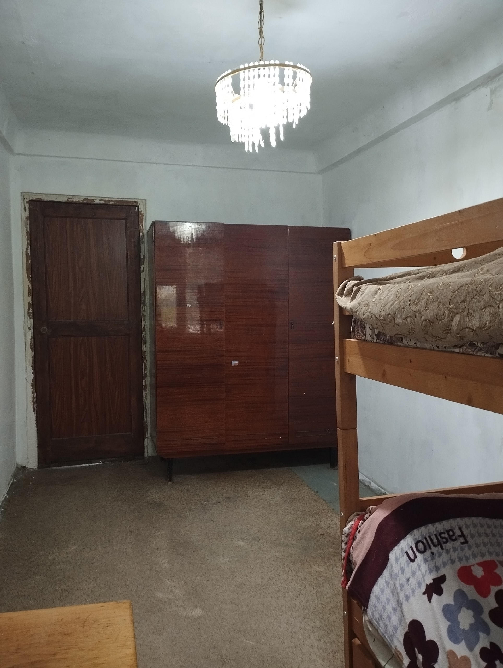 г. Алчевск Продается 3-х комнатная квартира (переделана из 4-х комнатной) по улице Ленина, район (14-ти этажки). 2-й этаж/ 5-ти этажного дома. Общая площадь 66 кв. м., кухня 14,3 кв. м. МП окна (частично), трубы МП. Комнаты подготовлены под отделку, стены прогрунтованы и окрашены под поклейку обоев. В кухне (...
