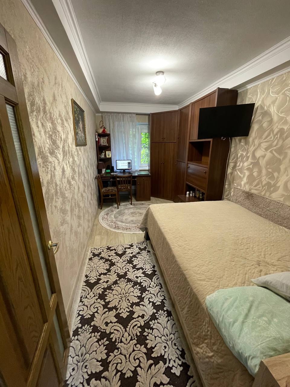 🏡 Продаётся 2-комнатная квартира 📍 Город Алчевск, ул. Попова (район Арбата) 🌳 Тихий спальный район, рядом администрация (в процессе реконструкции) ✨ Характеристики квартиры: ✅ Состояние жилое ✅ МПО окна 🪟 ✅ Автономное электроотопление (новые конвектора) 🔌🔥 ✅ Новый кондиционер ❄️ ✅ Новая железная дверь 🚪 ✅ Газ...