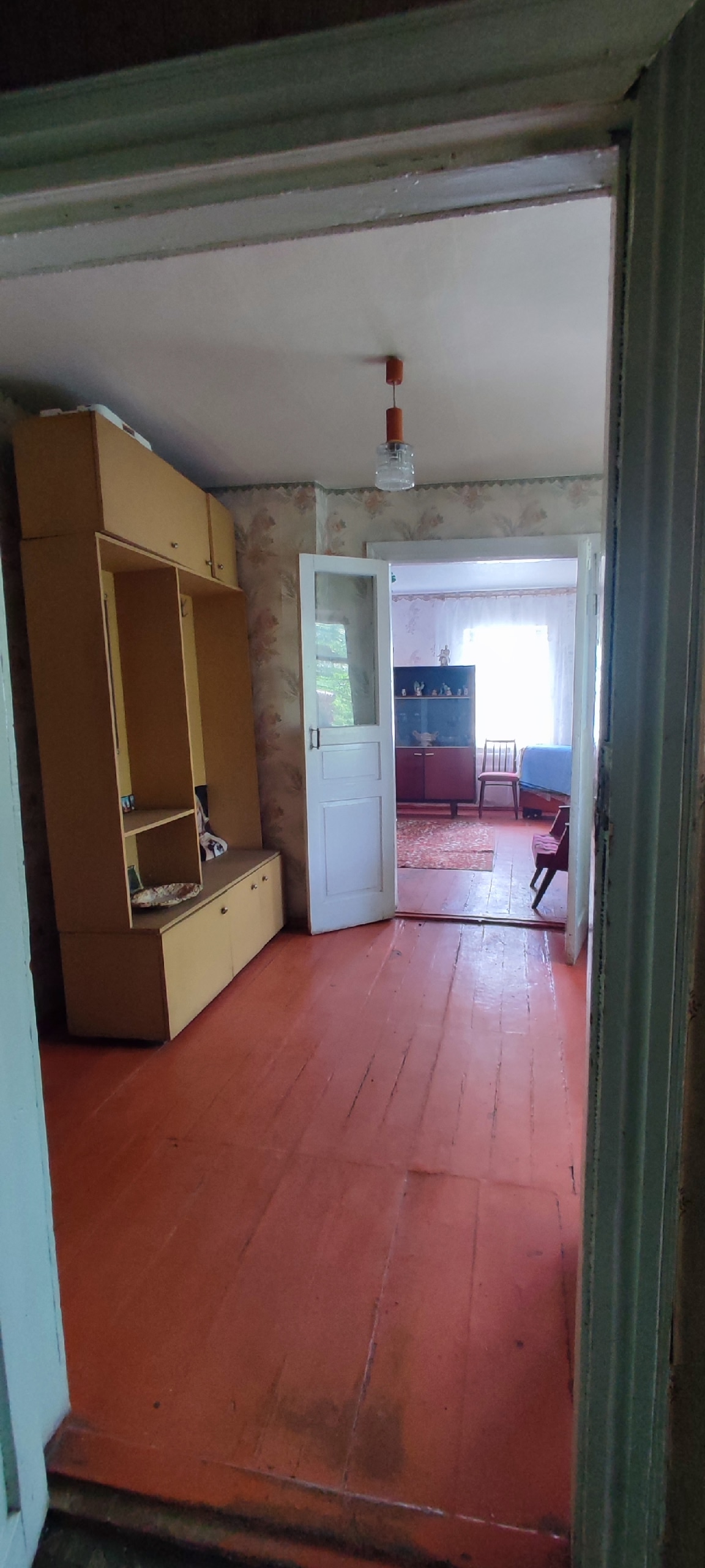Продам не большой дом в Большой Вергунке район почты, 60 кв м, в доме четыре комнаты три из них изолированные, есть кухня ванна, проведены газ свет вода, крыша перекрыта, во дворе есть хоз постройки, заезд для машины, земли 6 соток, цена 2 мил 200 тысяч рублей, по всем вопросам звоните +79591474509...